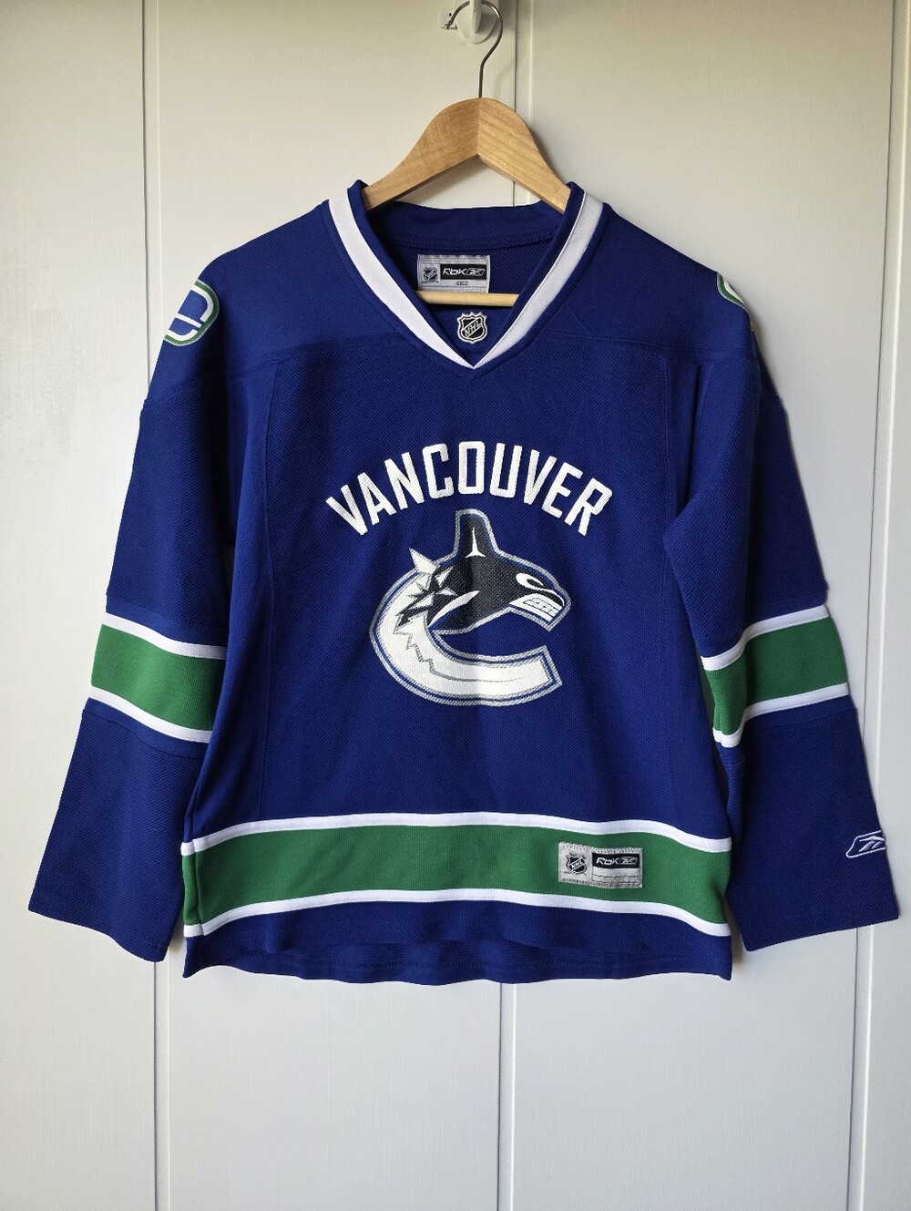Vancouver Canucks NHL Hockey Reebok Green Blue Jersey Womens Small